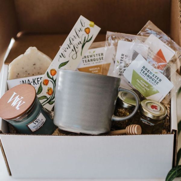 Wonderful Mom - The Giving Box For Mom with Engraved Stoneware Mug