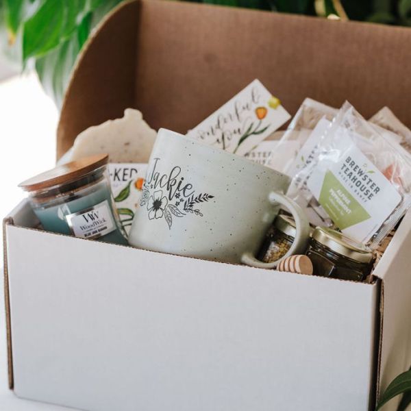 Wonderful Mom - The Giving Box For Mom with Engraved Stoneware Mug